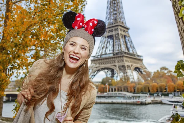 Tourist woman wearing Minnie Mouse Ears on embankment in Paris — Stock Photo, Image