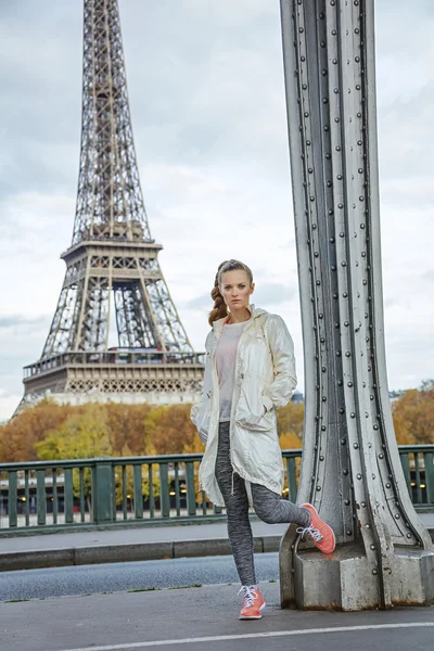 Giovane donna fitness in piedi contro la torre Eiffel a Parigi — Foto Stock