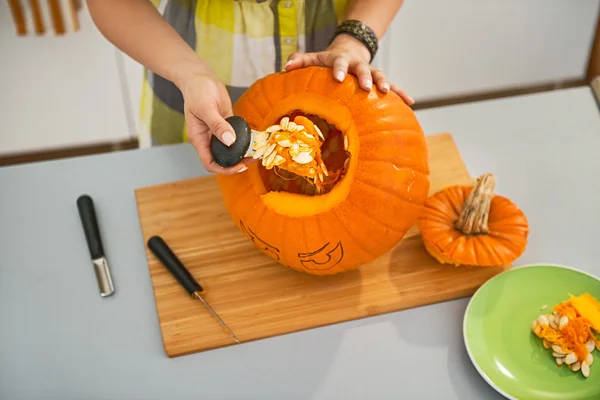 Primer plano de la mujer preparar calabaza naranja grande para la fiesta de Halloween —  Fotos de Stock