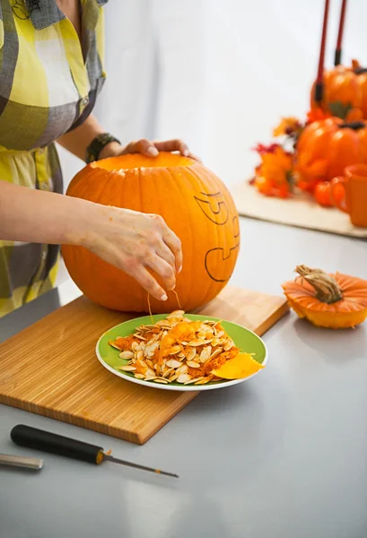 Closeup on housewife prepare big pumpkin for Halloween party — Stock Photo, Image