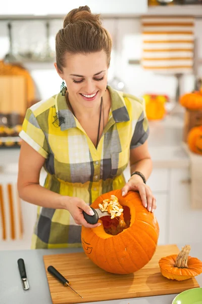 Šťastná žena připravuje velkou oranžovou dýni na Halloweenské párty — Stock fotografie