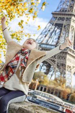 sevindirici gülümseyen zarif çocuk üzerinde dolgu Paris, Fransa