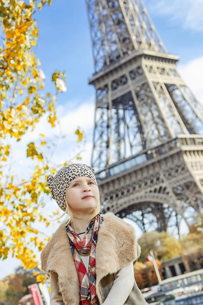 Girl looking into distance while sitting on parapet in Paris — Stockfoto