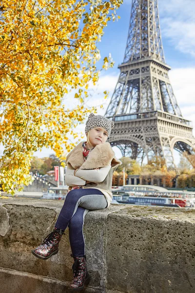 Elegant girl on embankment in Paris, France sitting on parapet — Stockfoto