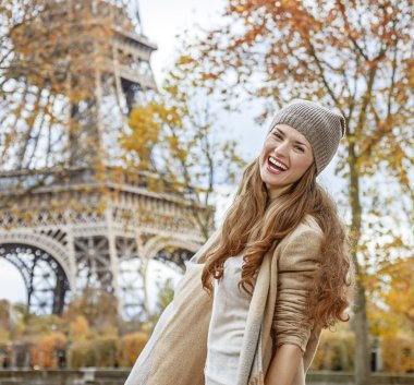 Eyfel kulesi yakınında mutlu genç turist kadın eğlenceli zaman yaşıyor