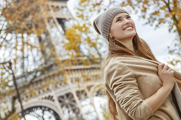 Šťastná turistická žena v Paříži, Francie se dívá do dálky — Stock fotografie