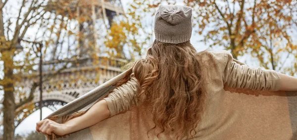 Young tourist woman in Paris, France having fun time — Φωτογραφία Αρχείου