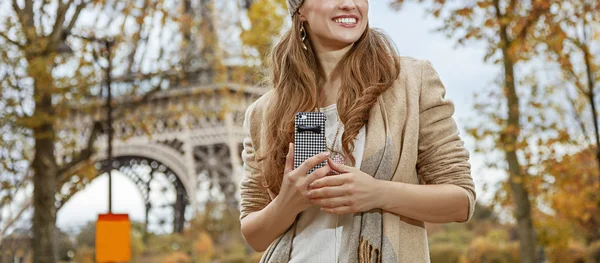 Turist kvinna nära Eiffeltornet med mobil titta åt sidan — Stockfoto