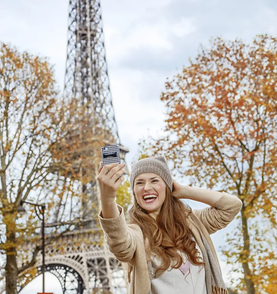 Elegant kvinna i Paris, Frankrike tar Selfie med telefon — Stockfoto