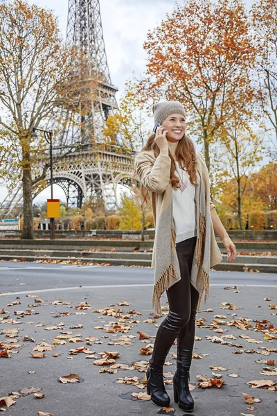 Happy young woman in Paris, France using mobile phone — Stok fotoğraf
