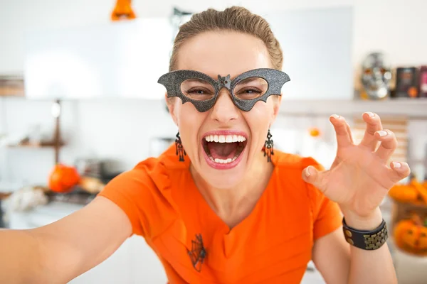 Szczęśliwa młoda kobieta w Halloween urządzone kuchnia biorąc selfie — Zdjęcie stockowe