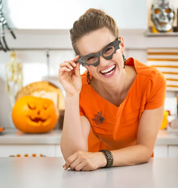 Mulher em copos de morcego de festa na cozinha decorada Halloween — Fotografia de Stock