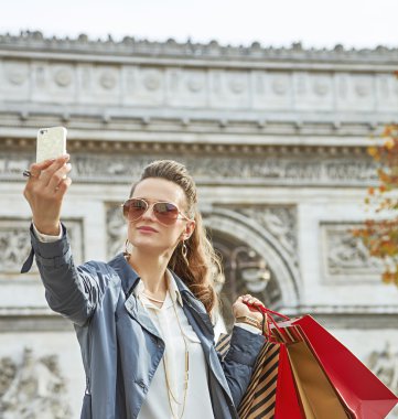 Paris, Fransa alarak selfie telefon ile genç kadın shopper