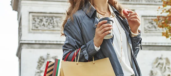Móda obchodník s nákupní tašky mají kávu a zákusek makarónek — Stock fotografie