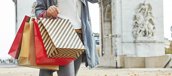 Mujer moderna de compras en París, Francia utilizando smartphone shopper —  Fotos de Stock