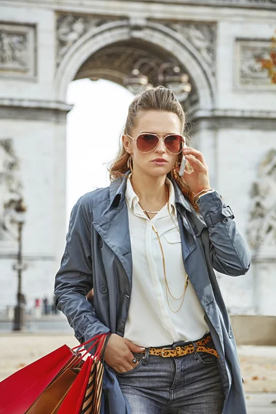 Mode-monger met boodschappentassen in Parijs via mobiele telefoon — Stockfoto