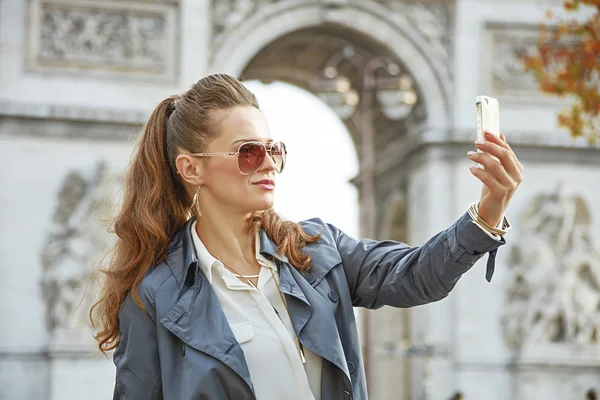 Fashion-monger em Paris, França tomando selfie com telefone — Fotografia de Stock