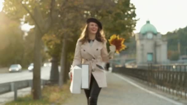 Bonjour Septembre Femme Élégante Souriante Trench Beige Avec Sacs Provisions — Video