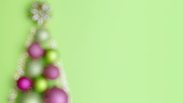 メリークリスマス 緑の背景にクリスマスボールとクリスマスツリーで平らなレイアウト このビデオはPror422コーデックで作られました — ストック動画