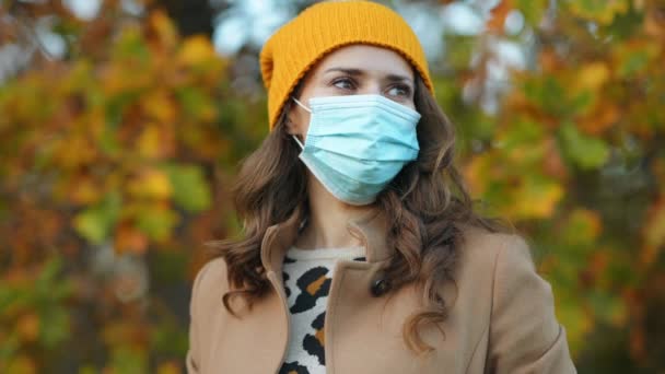 Witaj Październik Zamyślona Stylowa Kobieta Brązowym Płaszczu Maską Medyczną Jesienno — Wideo stockowe