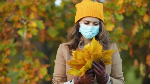 Helló Október Elegáns Középkorú Barna Kabátban Orvosi Maszkkal Őszi Sárga — Stock videók