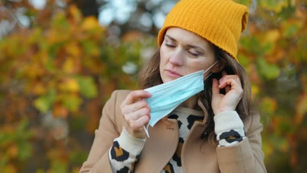 Hejsan Oktober Porträtt Modern Kvinna Beige Rock Och Orange Hatt — Stockvideo