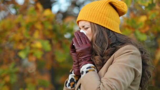 Salve Novembre Donna Moderna Cappotto Beige Cappello Arancione Con Tovagliolo — Video Stock