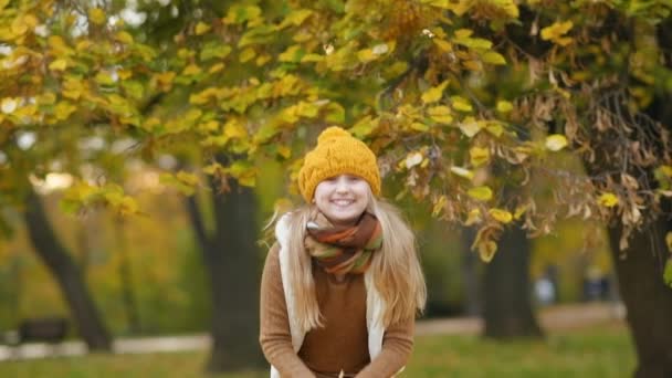 十一月 穿着棕色毛衣 头戴橙色帽子的孩子在城市公园的户外欢快地微笑着 — 图库视频影像