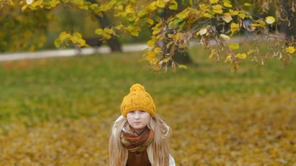 Hola Otoño Niña Sonriente Suéter Marrón Sombrero Naranja Regocijándose Aire — Vídeo de stock