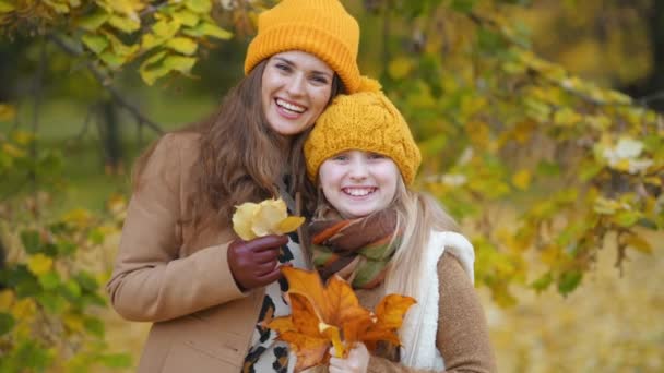Γεια Σου Φθινόπωρο Ευτυχισμένη Σύγχρονη Μητέρα Και Κόρη Πορτοκαλί Καπέλα — Αρχείο Βίντεο