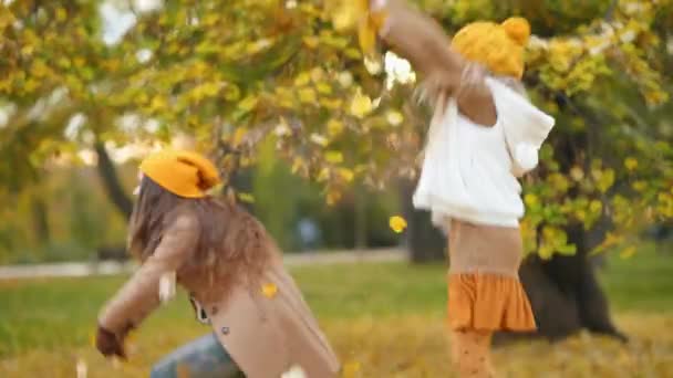 Olá Outubro Mãe Moderna Feliz Filha Chapéus Laranja Livre Parque — Vídeo de Stock