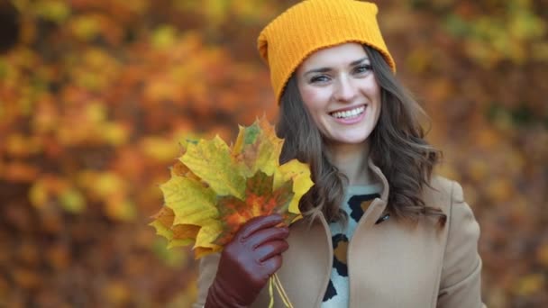 Hej November Glad Modern Kvinna Beige Rock Och Orange Hatt — Stockvideo