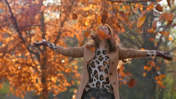 안녕하 여러분 가을에 밖에서 즐거움을 선사하는 베이지 코트와 오렌지 모자를 — 비디오