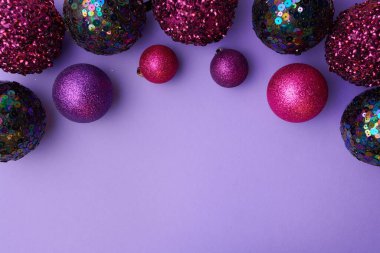 Mutlu noeller. düz yatıyordu mor arka planda noel topları.