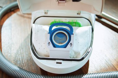 Elektrik süpürgesinde çöp torbasına yakın çekim.