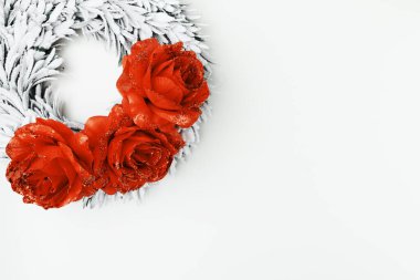 Mutlu noeller. beyaz arkaplanda çelenk ile düz uzanma.