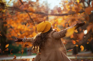 Merhaba sonbahar. Sonbaharda şehir parkında bej ceketli ve turuncu şapkalı orta yaşlı bir kadın görülmüş..