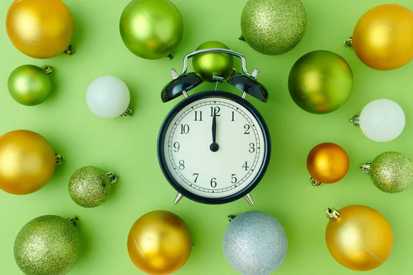 Feliz Navidad Piso Con Bolas Navidad Reloj Despertador Sobre Fondo —  Fotos de Stock