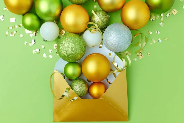 Feliz Navidad Piso Con Carta Bolas Navidad Sobre Fondo Verde —  Fotos de Stock