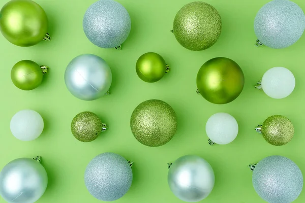 Feliz Navidad Piso Con Bolas Navidad Sobre Fondo Verde —  Fotos de Stock