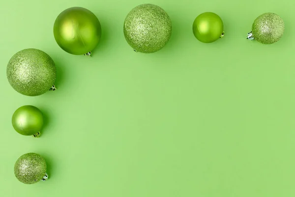 Buon Natale Ciao Piatto Laici Con Palle Natale Sfondo Verde — Foto Stock