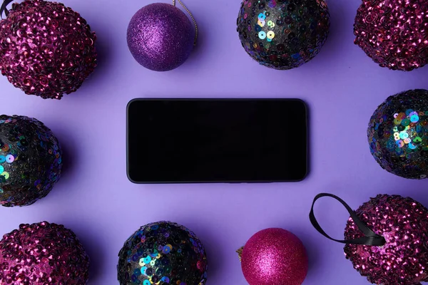 Feliz Navidad Piso Con Smartphone Bolas Navidad Sobre Fondo Púrpura — Foto de Stock