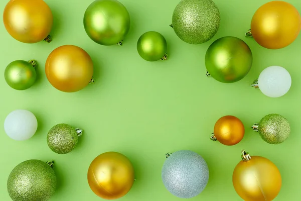 Feliz Navidad Piso Con Bolas Navidad Sobre Fondo Verde —  Fotos de Stock