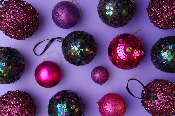 メリークリスマス 紫色の背景にクリスマスボールとフラットレイ — ストック写真
