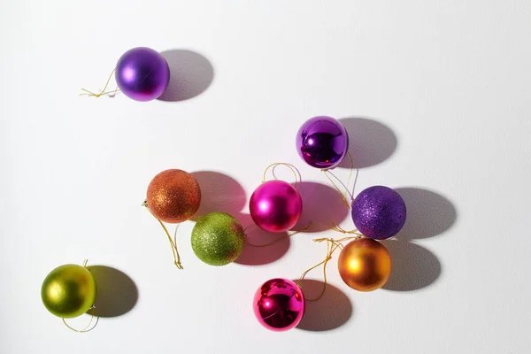 Feliz Navidad Plano Con Bolas Navidad Sobre Fondo Blanco — Foto de Stock