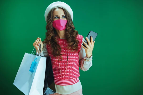 Ung Student Rosa Ärmlös Skjorta Med Rosa Medicinsk Mask Shoppingväskor — Stockfoto