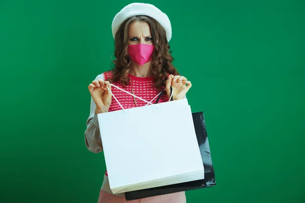 코로나 바이러스가 유행하는 동안의 분홍색 소매없는 셔츠를 녹색으로 의료용 마스크와 — 스톡 사진