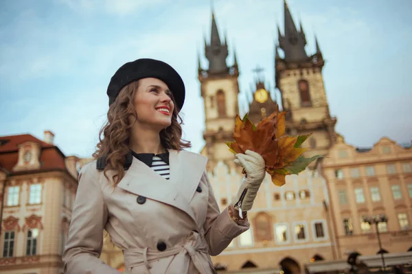 Hallo Herfst Glimlachende Stijlvolle Vrouw Beige Trench Jas Zwarte Baret — Stockfoto