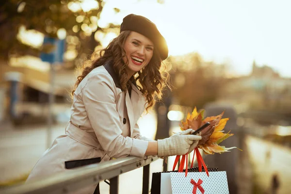 Hello Autumn Smiling Elegant Female Beige Trench Coat Shopping Bags — Stock Photo, Image