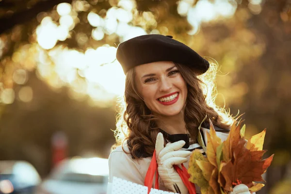 Dzień Dobry Wrzesień Portret Uśmiechniętej Eleganckiej Kobiety Beżowym Płaszczu Torbami — Zdjęcie stockowe